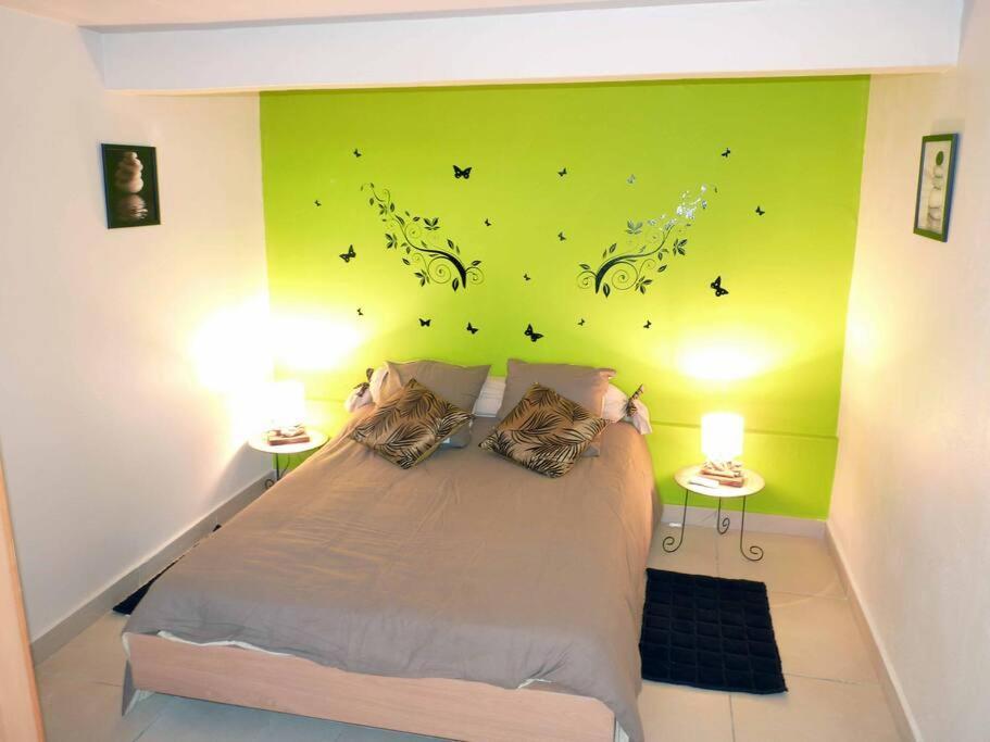 Logement Dans Un Lieu Calme Et Verdoyant A Proximite De Tout Avec Jacuzzi!!! Basse-Terre Exterior foto